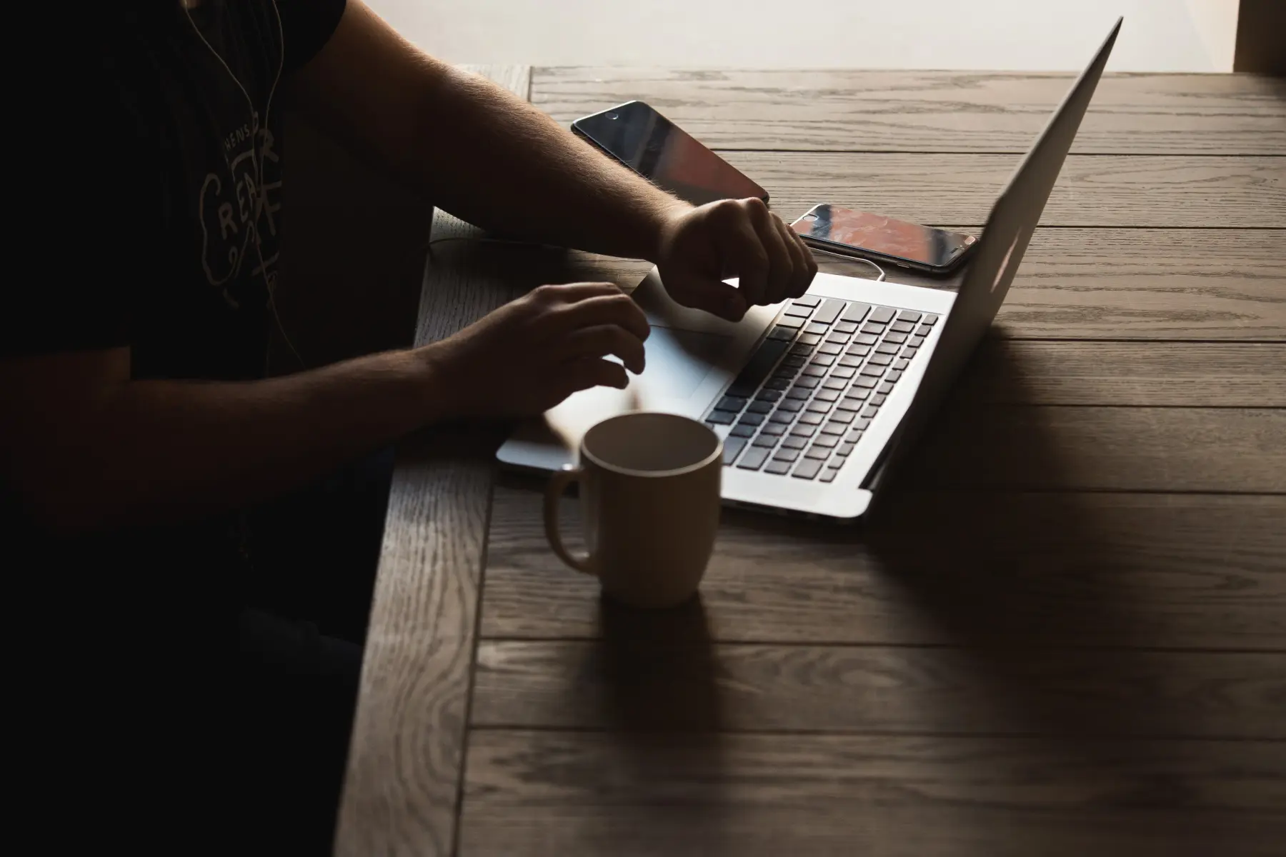man typing on laptop - ai blogging and wordpress
